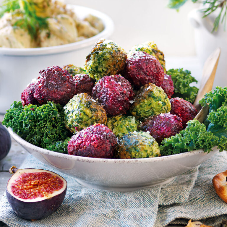 grönkålsbollar är perfekta på ett vegetariskt julbord