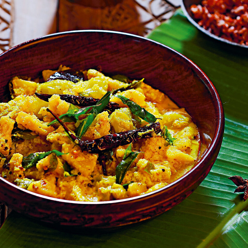 En indisk curry med ananas, vindruvor och chili