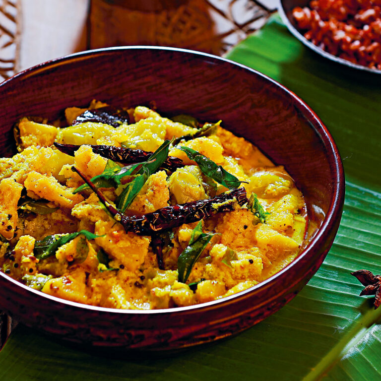 En indisk curry med ananas, vindruvor och chili
