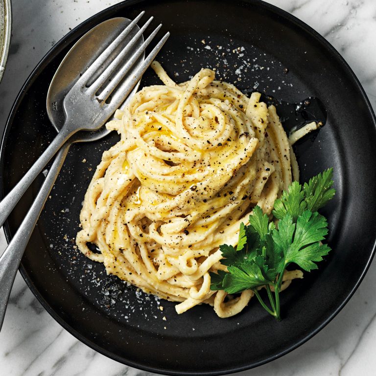 en klassisk italiensk cacio e pepe fast med kikärter.