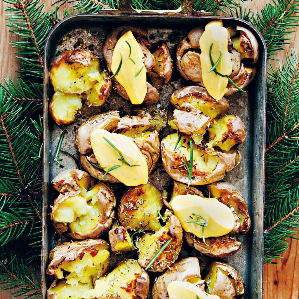 Krossad potatis blir både mjuk och krispig på samma gång. Här lätt kryddad och toppad med en chili- och saffransaioli.