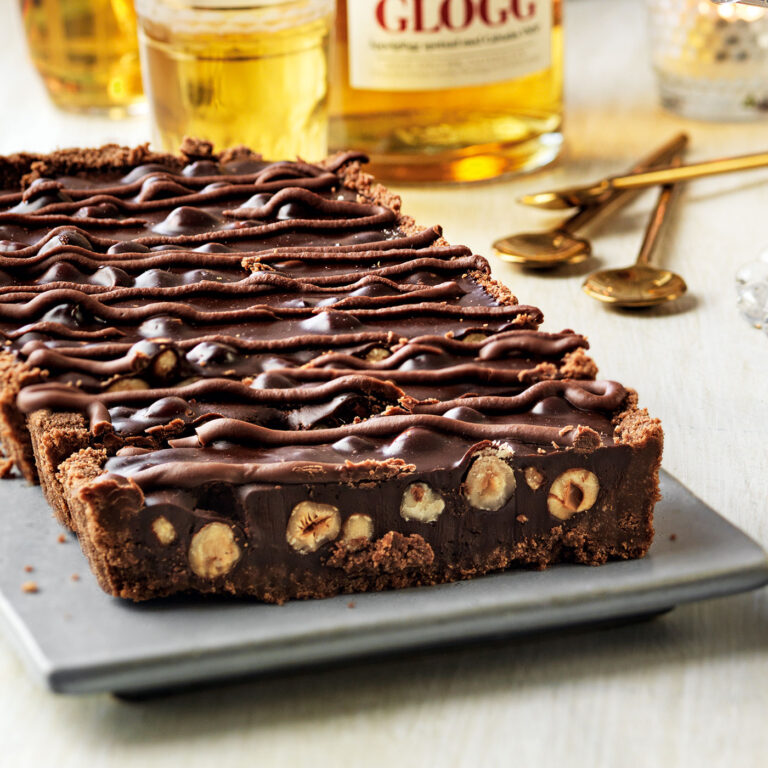 chokladpaj med hasselnötter som den populära trillingnöten trillingnotspaj
