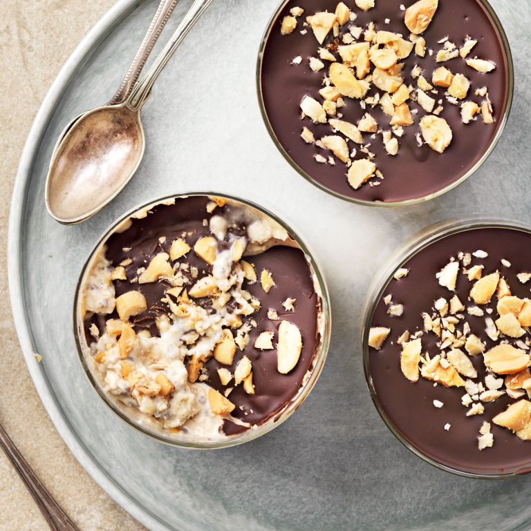 Lyxig overnight oats! Det här är som en dessert till frukost. Här med smak av snickers - jordnötter och choklad. Även gott som mellanmål.