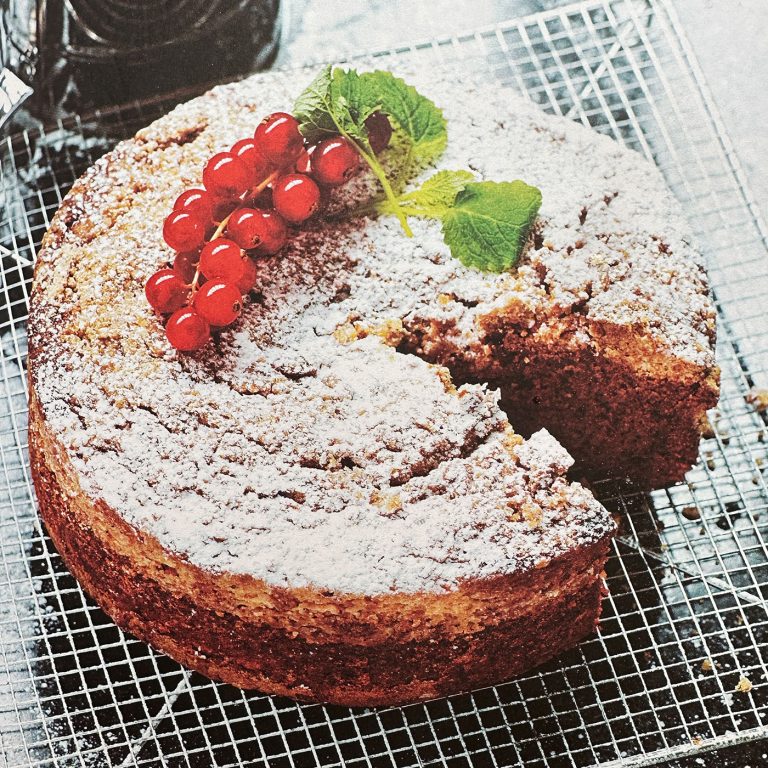 En saftig och kryddig banankaka utan ägg och mjölk. Här toppas den med en knaprig smultopping. Perfekt att göra på bruna bananer.