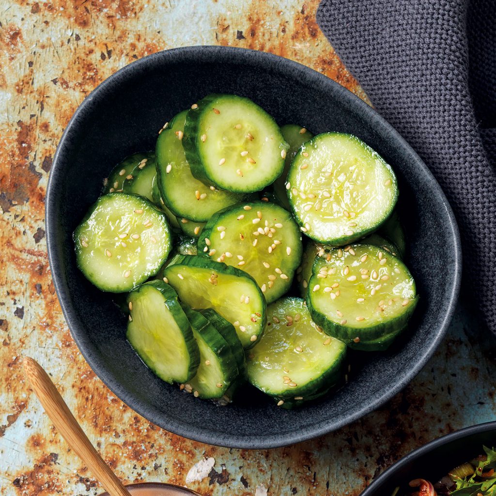 Här är en snabbpicklad koreansk gurka med smak av sesam och vitlök. God som tillbehör till koreansk mat för att ge ett fräscht inslag.