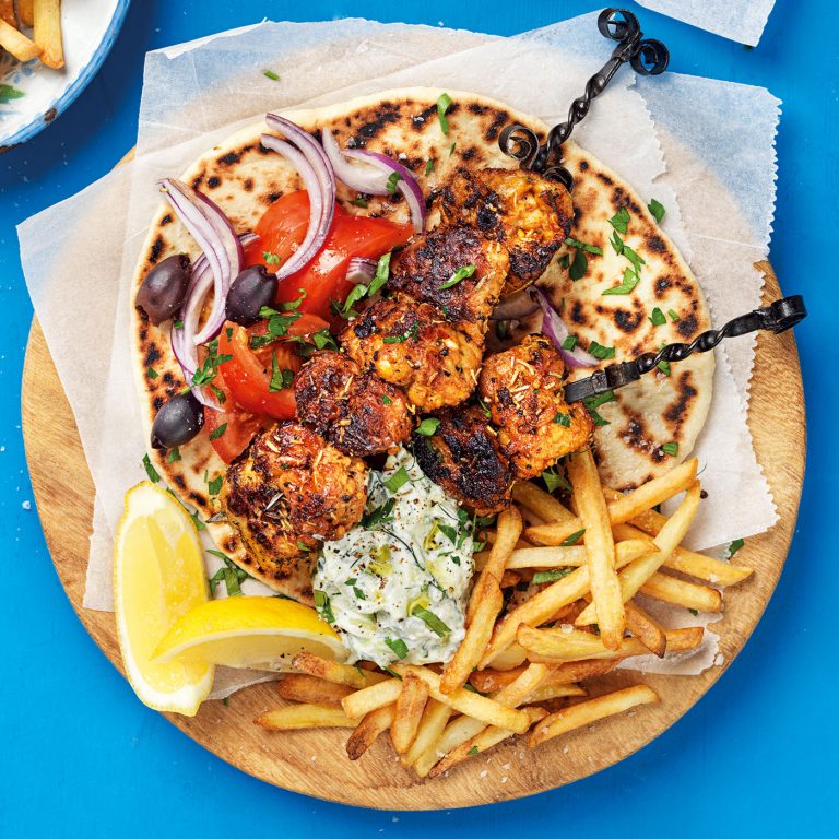 Souvlaki är klassiska grekiska grillspett som enkelt går att göra vegetariskt. Servera med tzatziki, pitabröd och pommes.