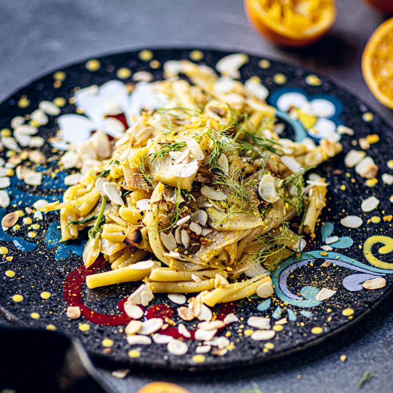 En väldigt enkel vegetariska pastarätt från Sicilien. Fänkål, mandel, rödlök och apelsin är allt du behöver. Underbar på sommaren.