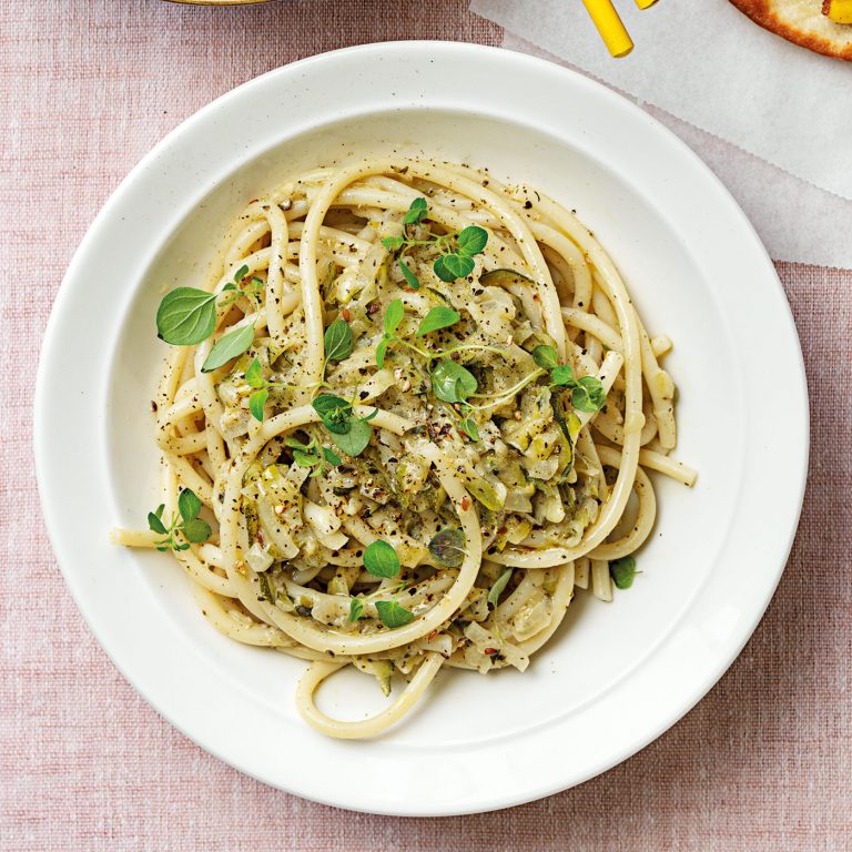 Zucchinipasta är både billigt och enkelt. Här får de en örtig smak av kryddblandningen za'atar.