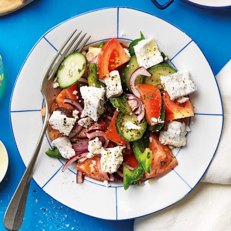 Grekisk sallad är en älskad favorit med salt fetaost, tomat, gurka, lök och paprika. En enkel dressing och den är klar.