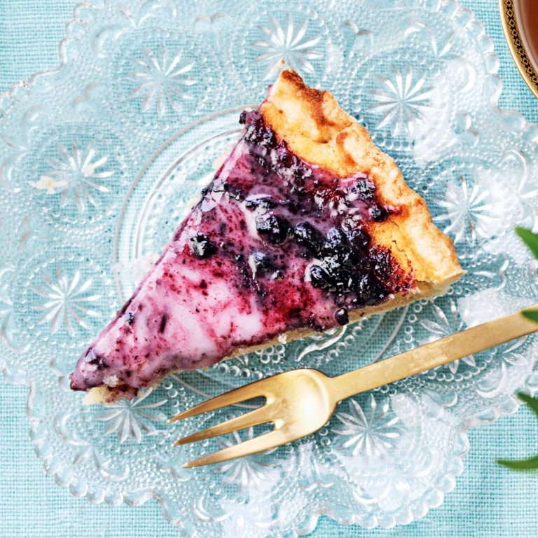 Katalan är som en mazarin med sylt. Här har jag gjort en jättestor katalan i en pajorm, toppad med blåbärssylt. Självklart kan du ta den sylt du gillar mest.