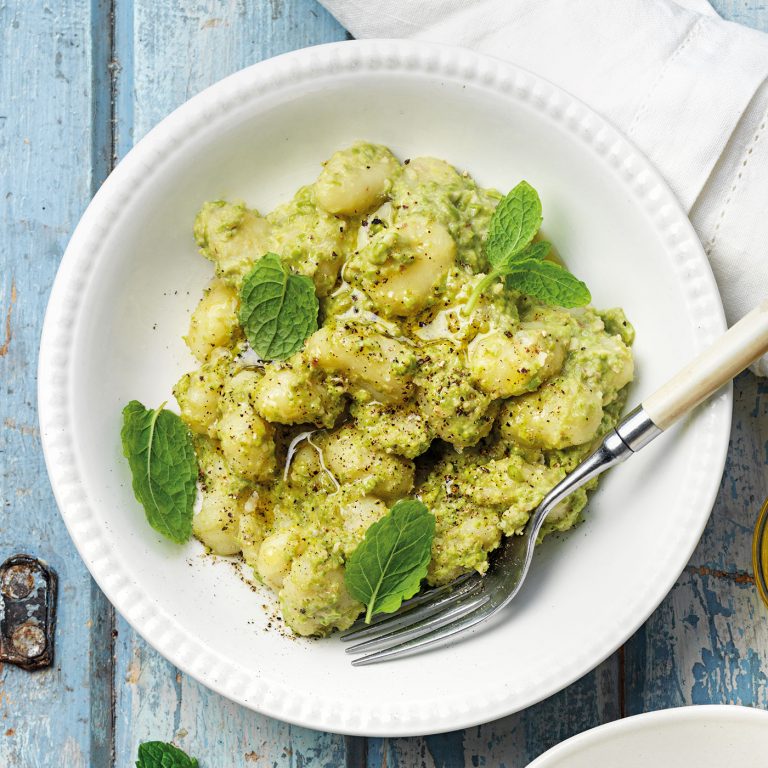 Den här peston görs på gröna ärtor och smakrik ost. God att blanda med färdig gnocchi eller pasta. God som egen rätt eller tillbehör.