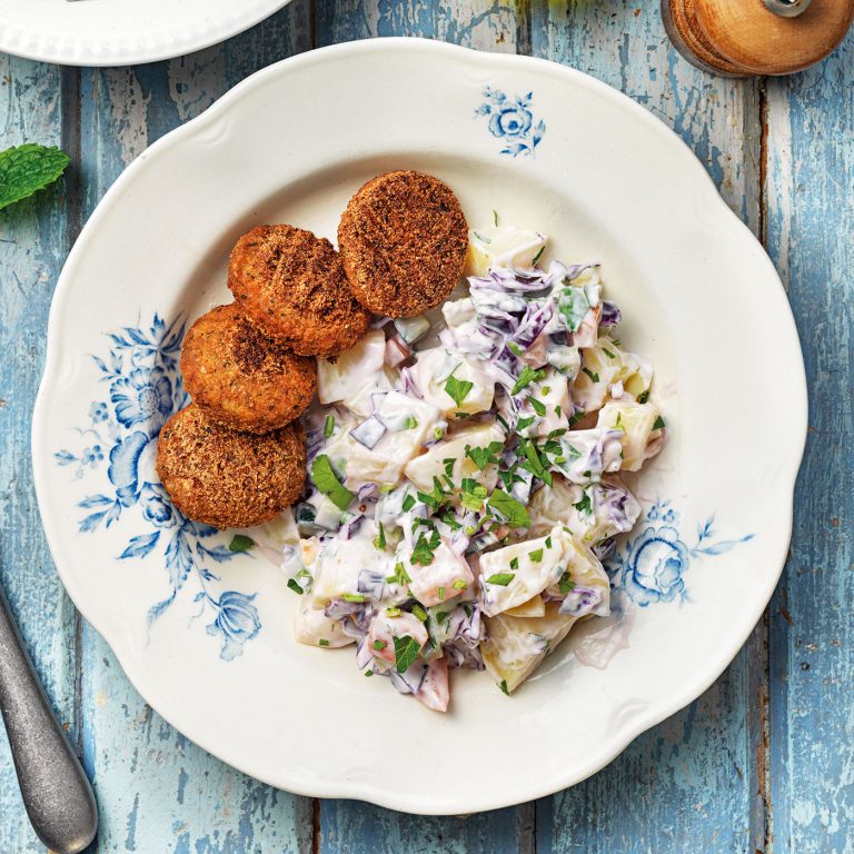 Den här potatissalladen har inspiration från Mellanöstern med en yoghurtsås smaksatt med tahini och krispiga grönsaker.