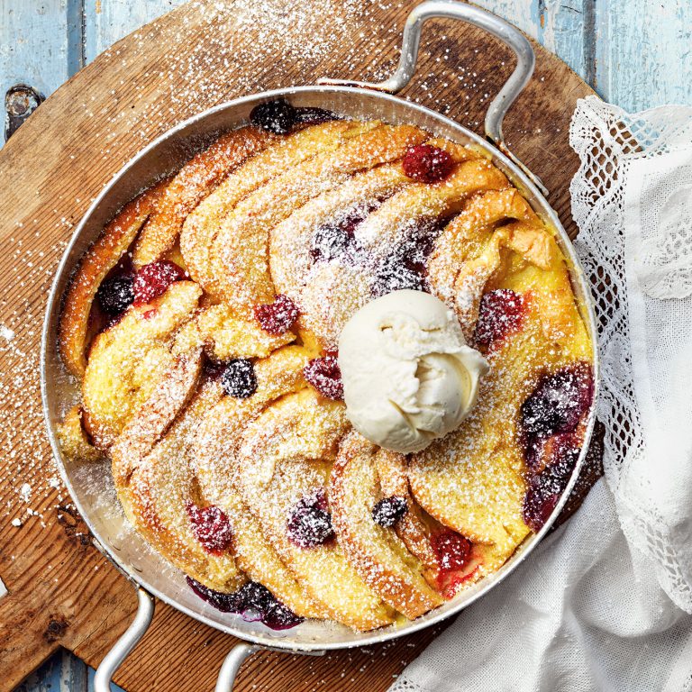 Det här är en väldigt enkel brödpudding med färdig vaniljsås och bär. Perfekt när du har dagsgammalt bröd över.