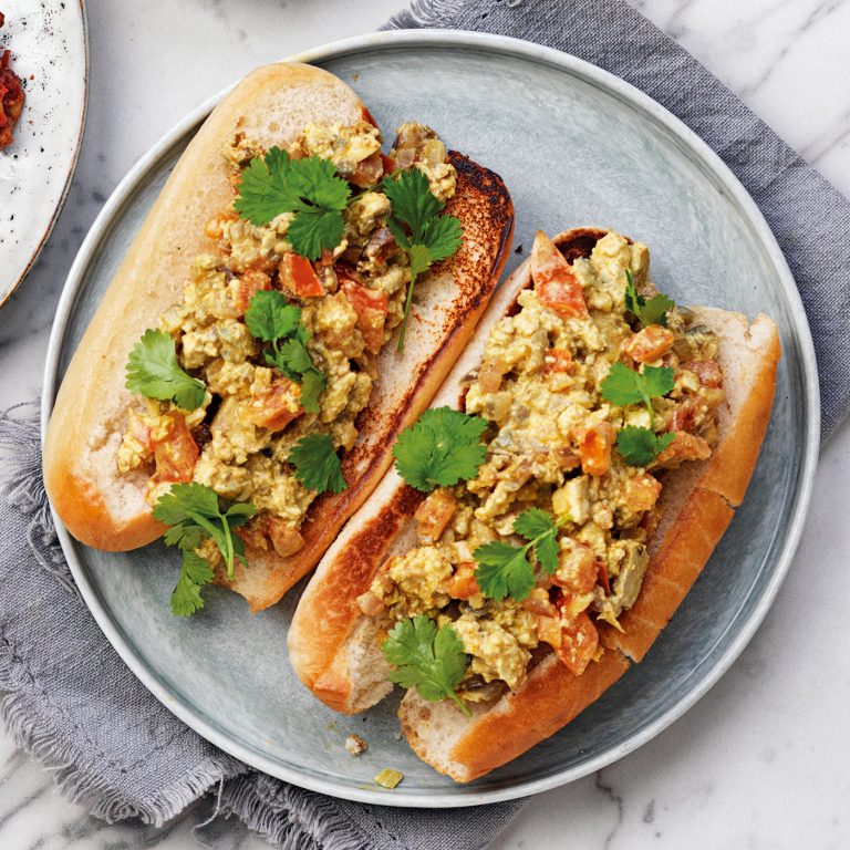 Bhurji är en indisk äggröra med ägg, chili och kryddor. Oftast serverat med rostat bröd. Här en vegansk variant med tofu!