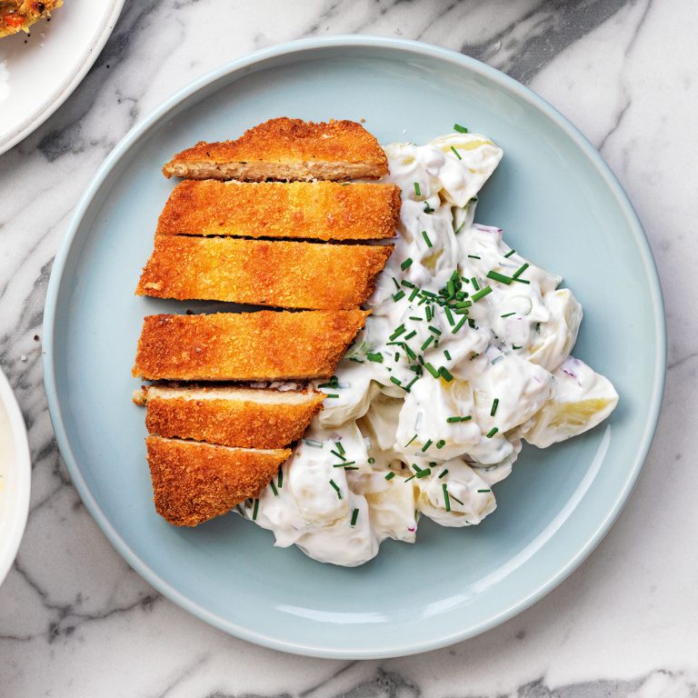 Krämig potatissallad med en blandning av olika löksorter. För lökälskaren! Krämig och god är den perfekt med en frasig vegoschnitzel.