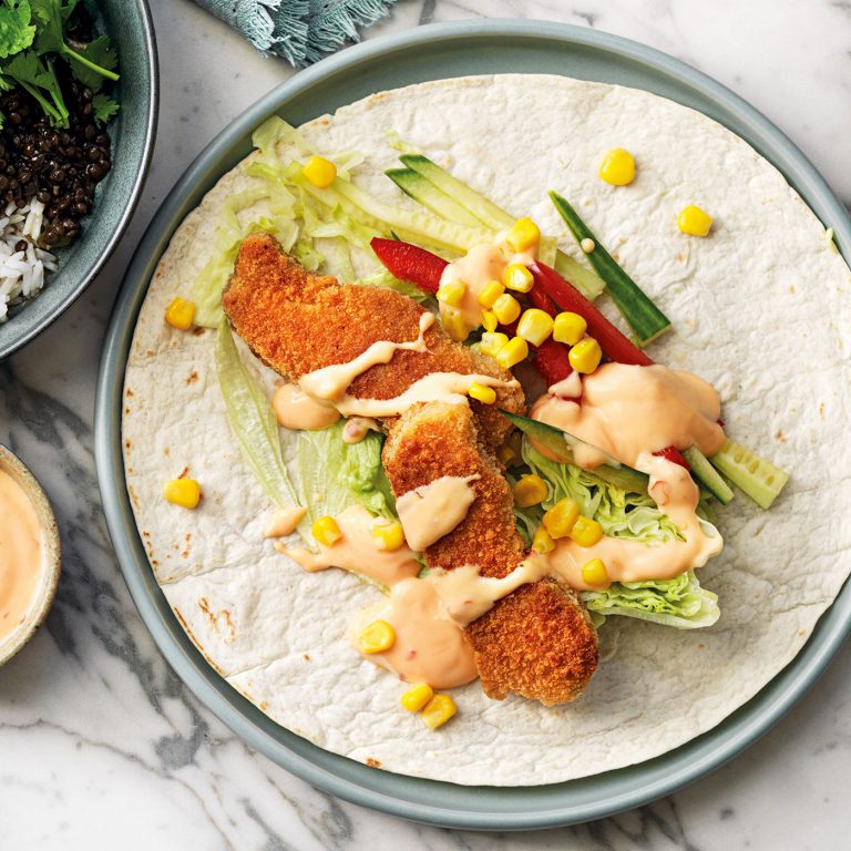 Den här wrapen är så snabb. Stek färdiga vegetariska nuggets och rör ihop en enkel sweet chili-sås. Servera i tortillabröd!