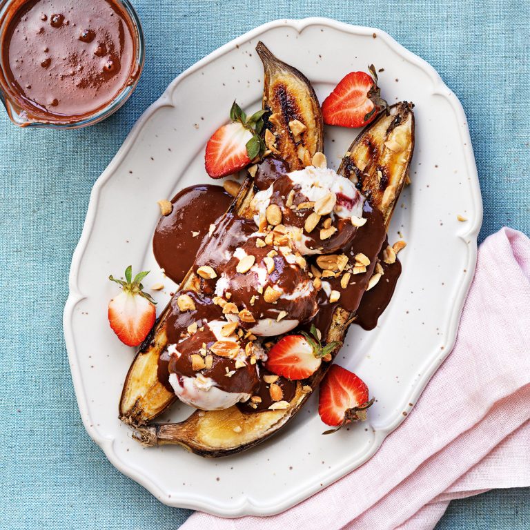 Som en vanlig banana split, fast med grillad banan. Till har vi en chokladsås med jordnötssmör, jordgubbar och jordnötter.