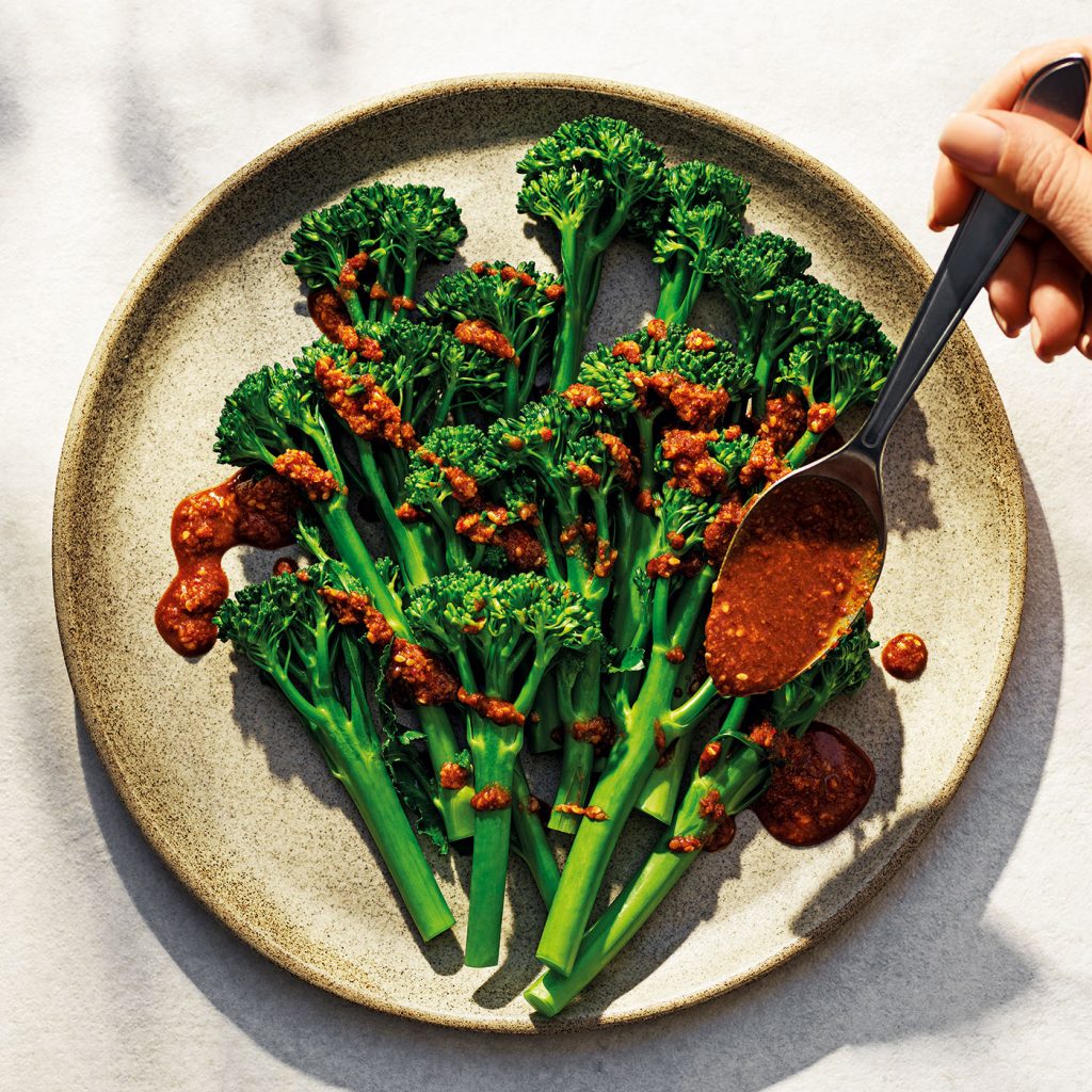 Få ingredienser och maximalt med smak. Den här broccolinin serveras med en sesamdressing med soja och chili. Gott som tillbehör.