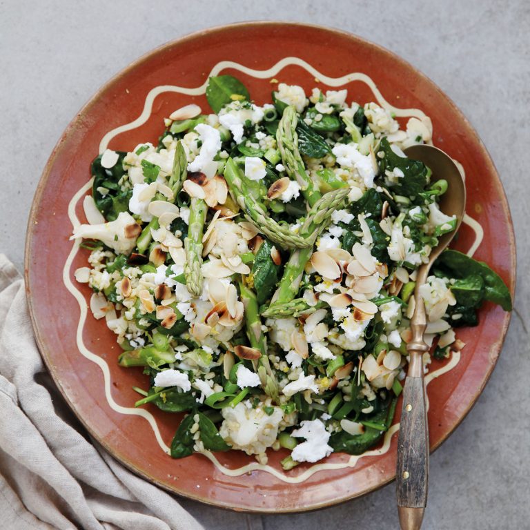 En matig sallad med vårens primörer som sparris, blomkål och spenat. Serveras med fetaost och rostade mandelspån.