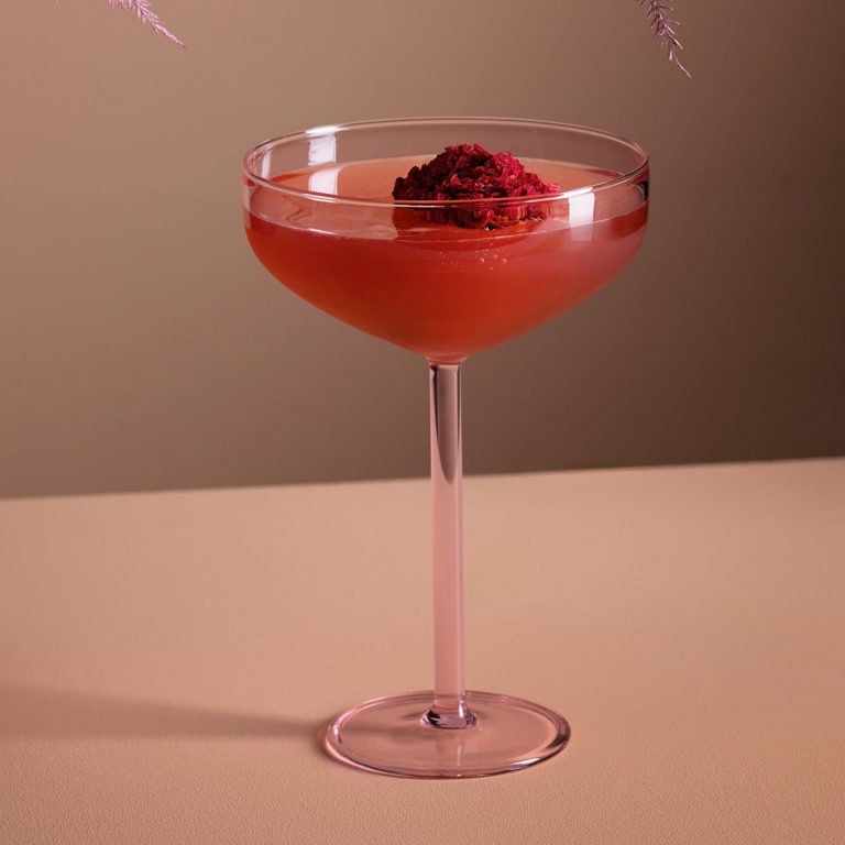 Cosmopolitan, eller "Cosmo," är en ikonisk cocktail som kombinerar vodka, tranbärsjuice, Cointreau och färsk limejuice. Här som alkoholfri!