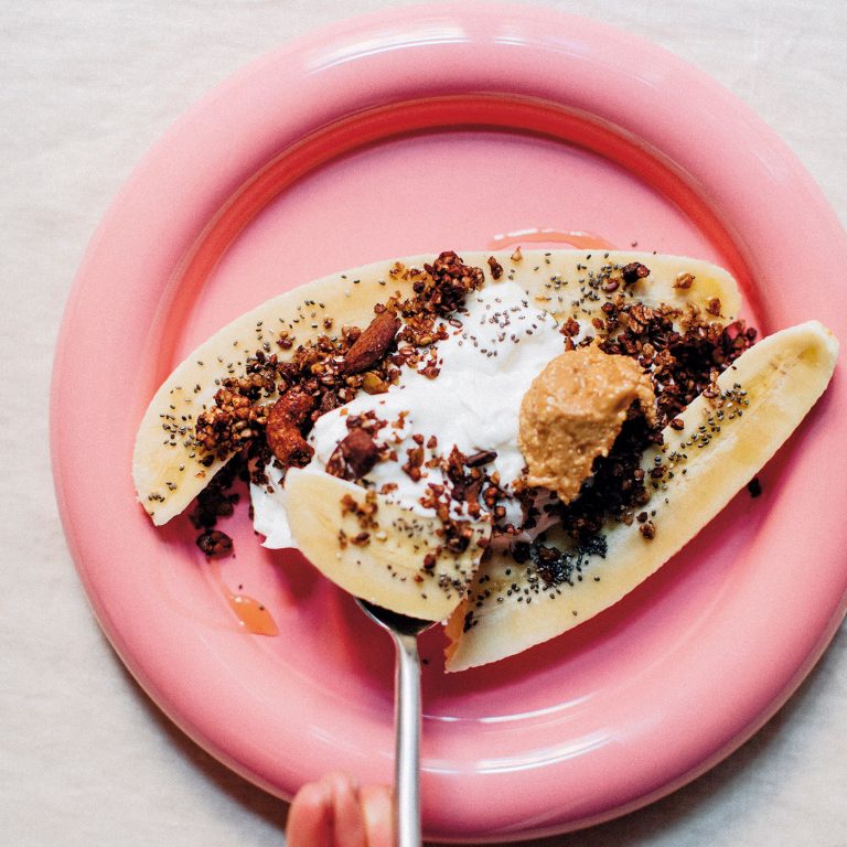 Hur gott? Klassisk banana split, fast som frukost. Serveras med chokladgranola, kokoschips, jordnötssmör och yoghurt.