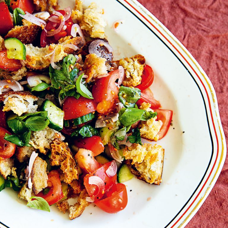 Panzanella är en italiensk brödsallad. Sommarens bästa råvaror så som tomat, gurka och lök blandas med bröd och en urgod tomatvinägrett.