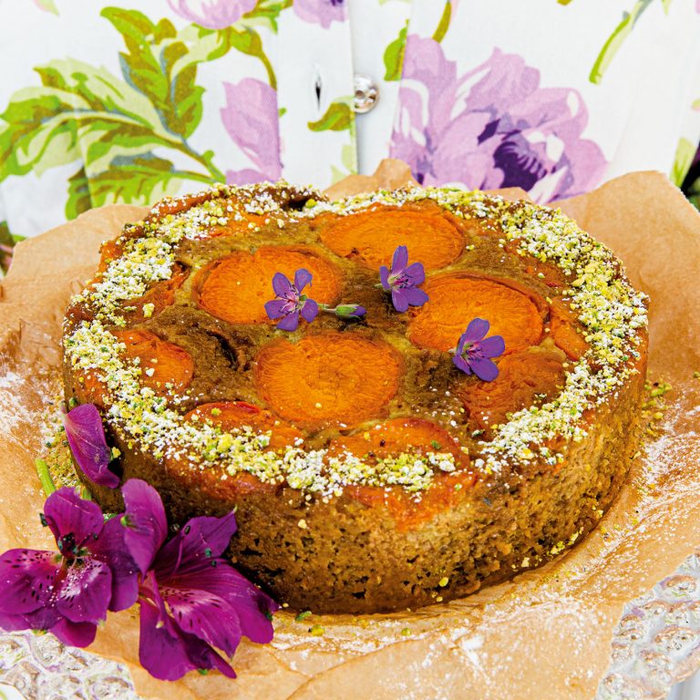 Det här är en upside down-cake - enkel att baka och enkel att variera. Här med saftiga aprikoser och pistagenötter.