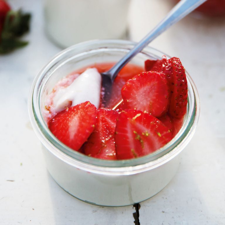 En enkel och god dessert som går fint att förbereda i förväg. Perfekt att ställa fram på någon av sommarens bufféer. Utan gelatin!