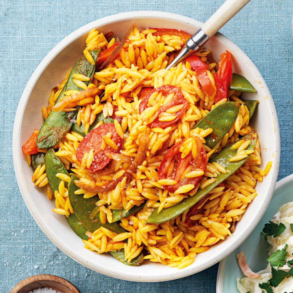 En pastasallad med den risformade pastasorten risoni. Fylld med krispiga grönsaker och saffran. Perfekt till grillat på sommaren.
