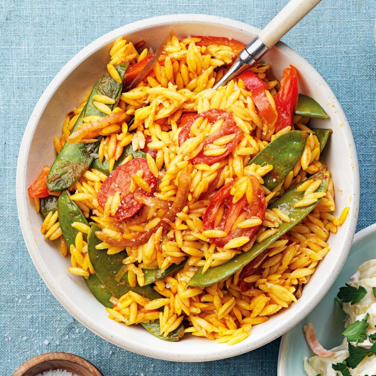 En pastasallad med den risformade pastasorten risoni. Fylld med krispiga grönsaker och saffran. Perfekt till grillat på sommaren.