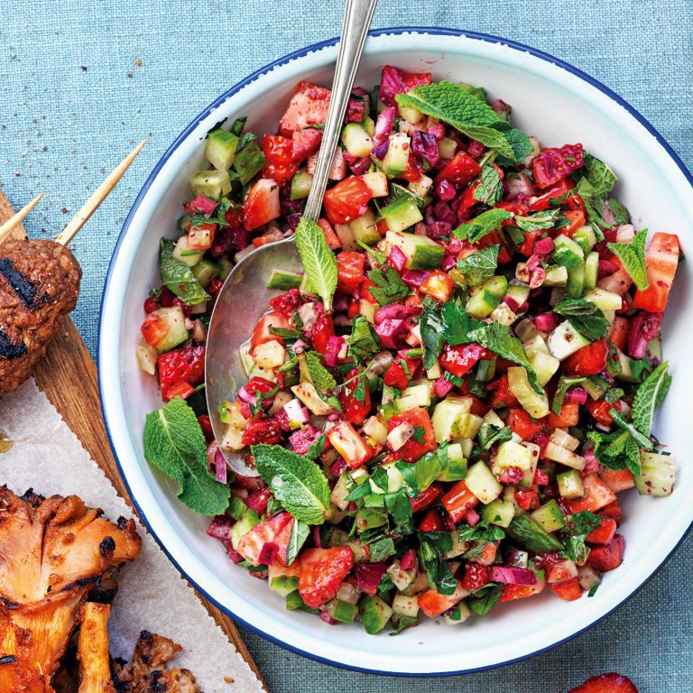 En fräsch sallad med jordgubbar, mynta och den sötsyrliga kryddan sumak. Ett perfekt tillbehör till sommarens vegetariska grillrätter.