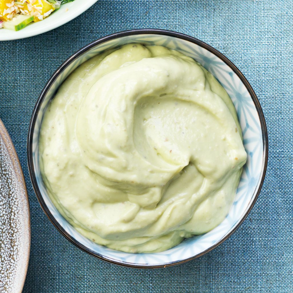 En fräsch och krämig ranchdressing gjord på yoghurt och avokado. Frisk syra från citron och kryddad med oregano.