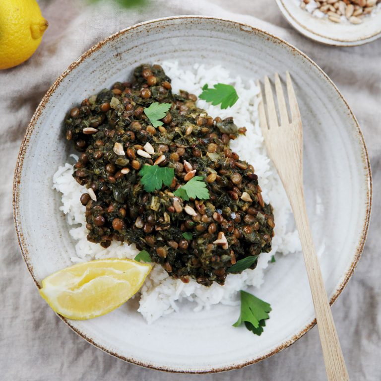 Denna libanesiska spenatgryta innehåller vanligtvis kött men här görs den på linser. En vegetarisk favorit med syra från citron.