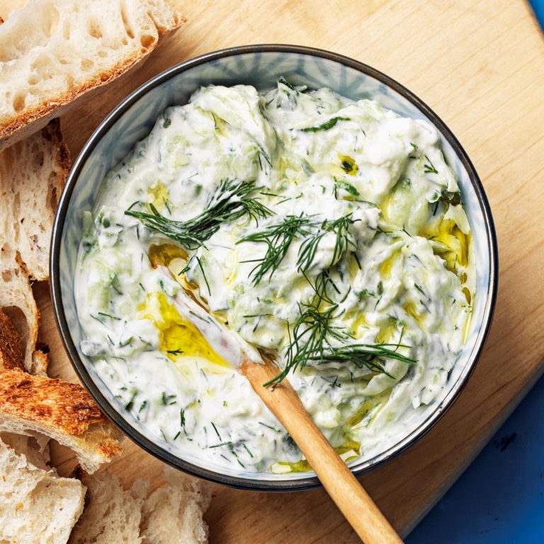 Tzatziki är en svalkande grekisk yoghurtsås med gurka och vitlök. Dill ger en pigg örtig smak. Perfekt till grillat.