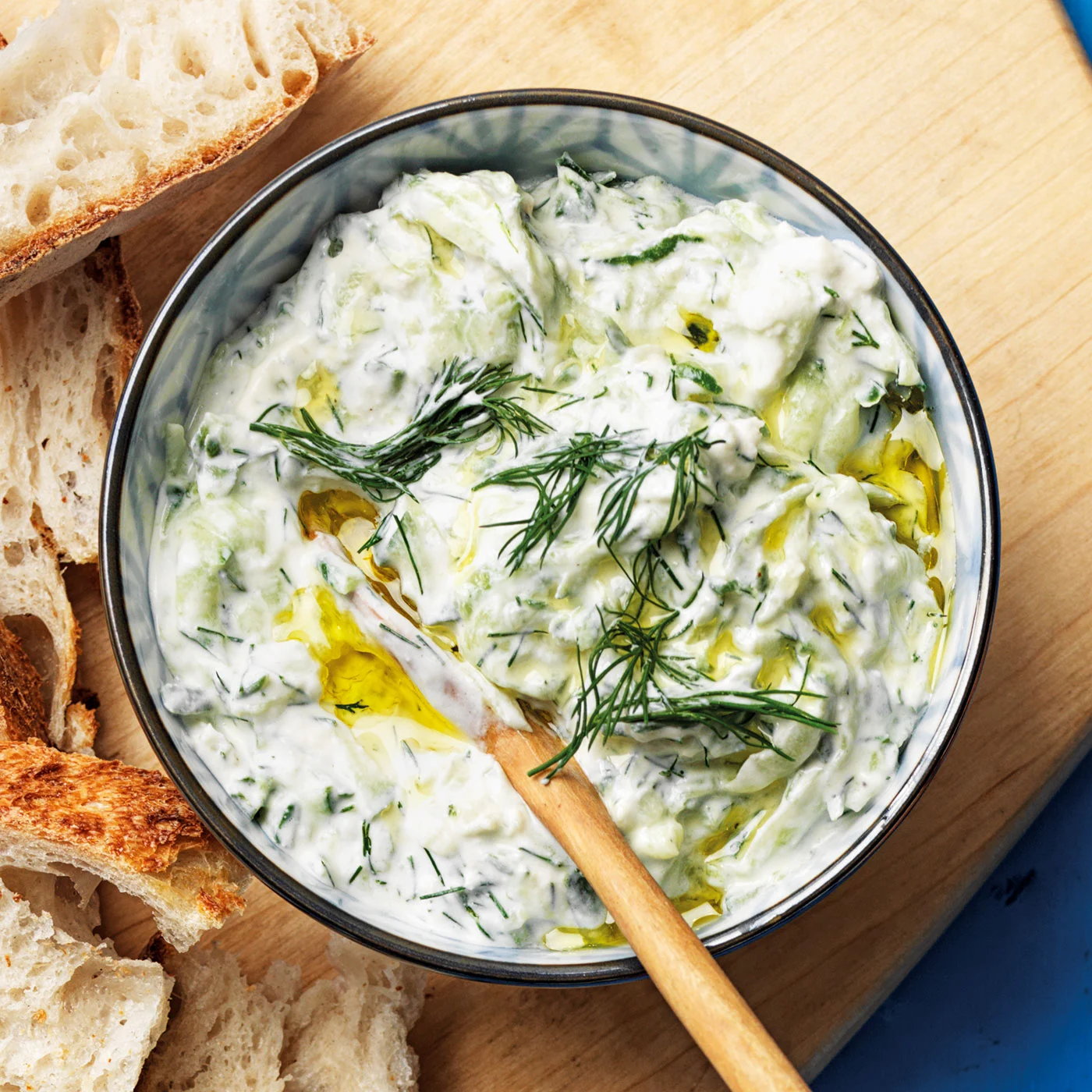 Tzatziki är en svalkande grekisk yoghurtsås med gurka och vitlök. Dill ger en pigg örtig smak. Perfekt till grillat.