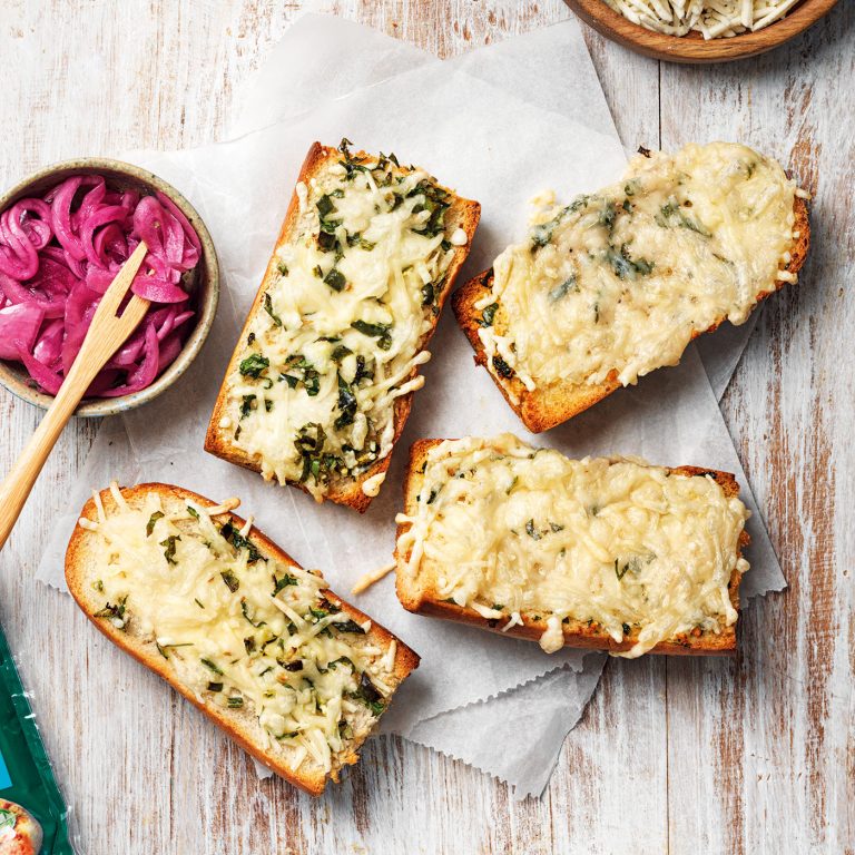 Ett lyxigt vitlöksbröd som förutom ett vitlökssmör även har riven mozzarella på. Det bästa av två världar och sett supergott tillbehör.