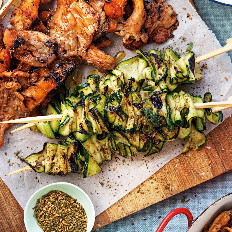 Grillad zucchini är så gott på grillen. Za'atar ger den en örtig och syrlig smak som passar bra tillsammans med heta grillrätter.
