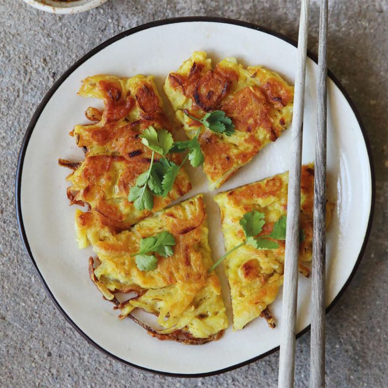 Dessa vegetariska, matiga pannkakor är inspirerade av koreanska pannkakor och grönsaksfritters. Frasiga och gjorda med kikärtsmjöl och surkål.