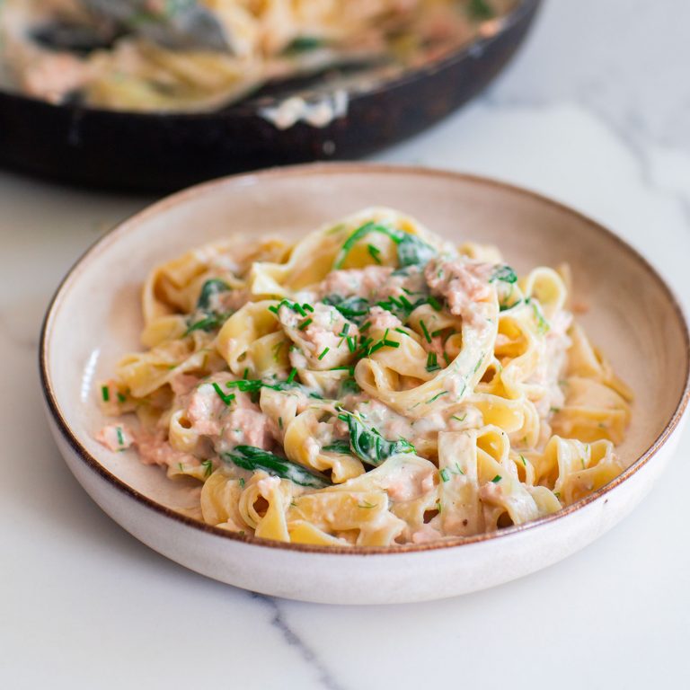 Laxpasta är en av de populäraste vardagsrätterna i Sverige. Här kommer en helt växtbaserad variant med en underbart krämig sås.
