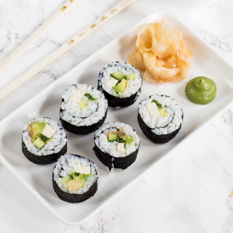 Vegetarisk sushi är enkelt att göra och du kan fylla den med mycket gott: Tofu, avokado, bönor, tångkaviar, algsallad, mango mm.