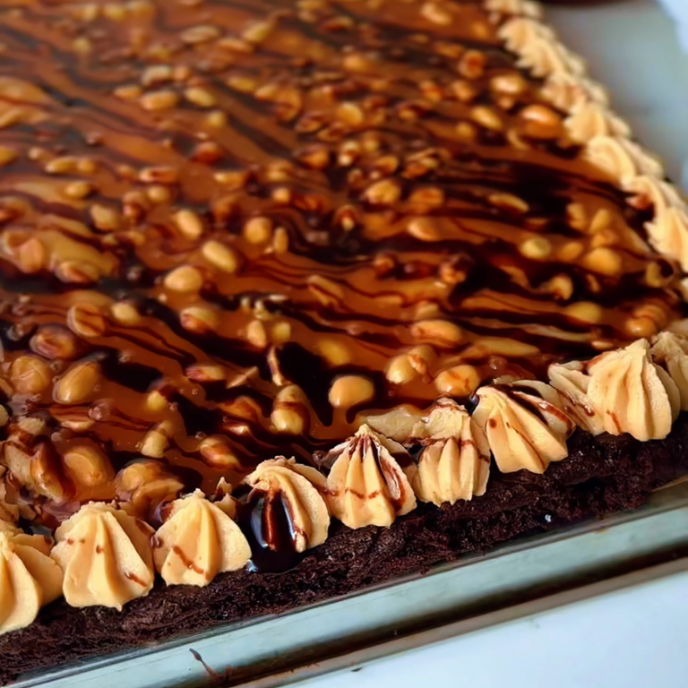 en brownie med smak av snickers - kolasås, jordnötter och choklad