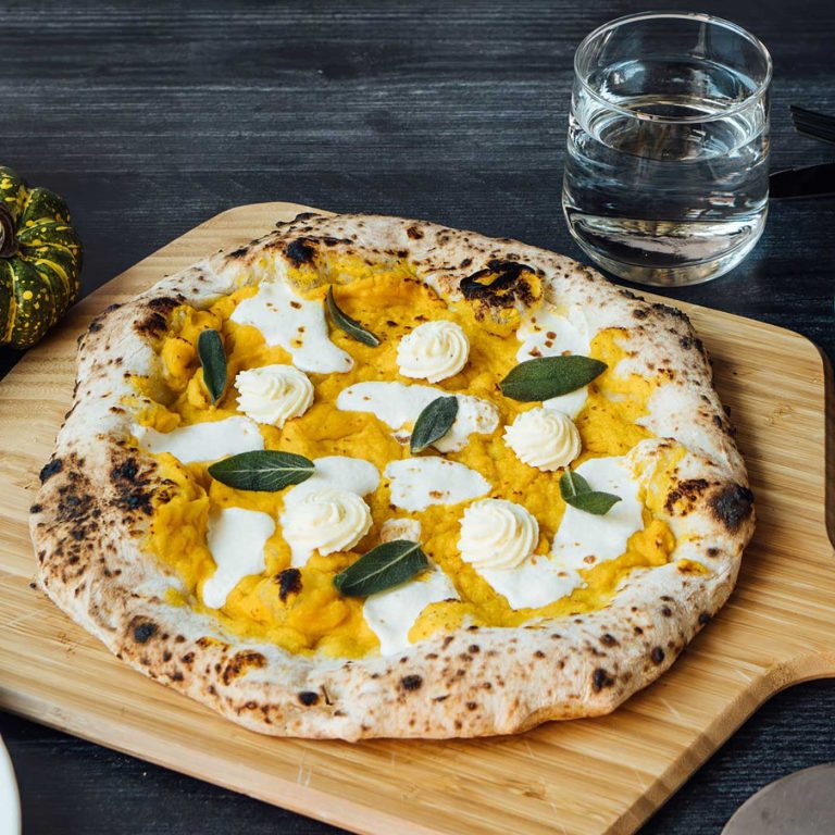 Pizza med butternutpumpa, ricotta och salvia.