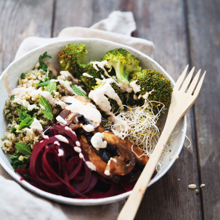 En buddha bowl med quinoa, grönkål och marinerade champinjoner