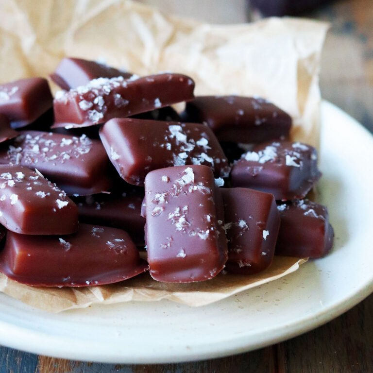 De här kolorna blir underbart sega och den mörka chokladen med flingsalt bryter av det söta på ett helt underbart sätt.