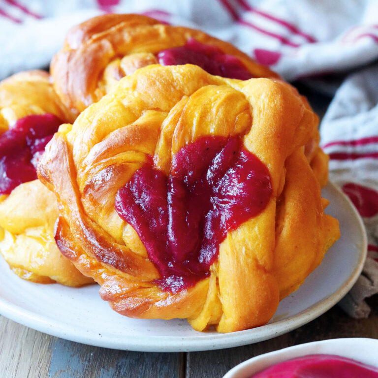 Glöm vanliga saffransbullar när de här finns. Saftiga bullar fyllda med en sötsyrlig lingoncurd. Herregud, så gott!