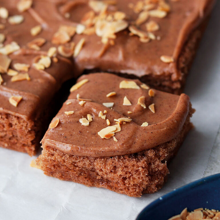 Som kärleksmums fast med mjuk pepparkaka som grund och en kryddig pepparkaksfrosting överst. Pepparkakslyx!