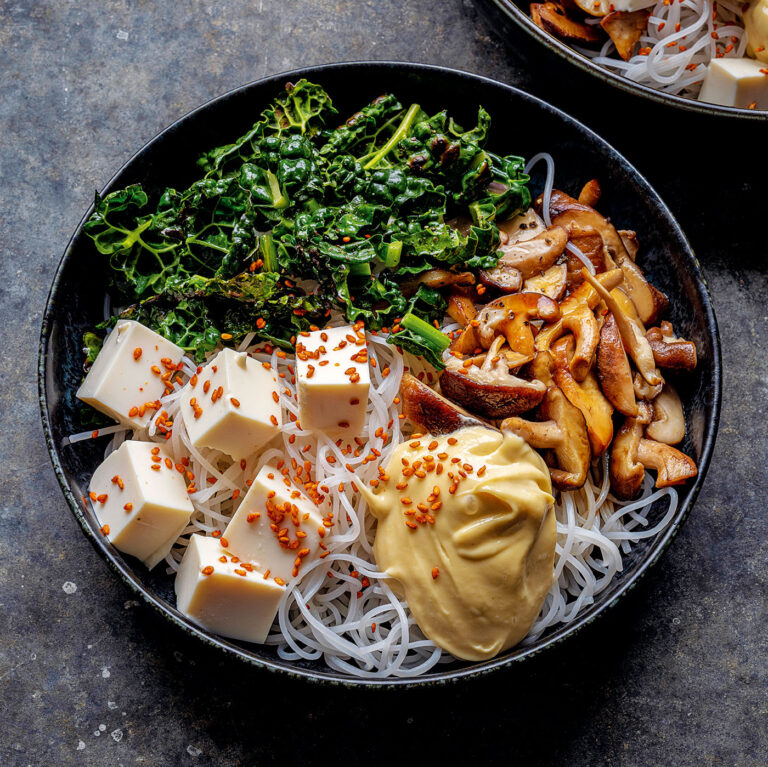 Nudelsallad med stekt svartkål, tofu och wasabimajonnäs
