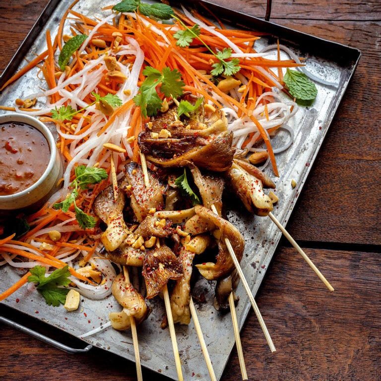 Asiatisk satay på ostronskivling. Jordnötssås.