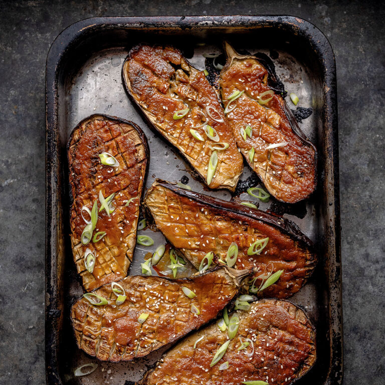 aubergine bakad i ugnen med miso och ingefära