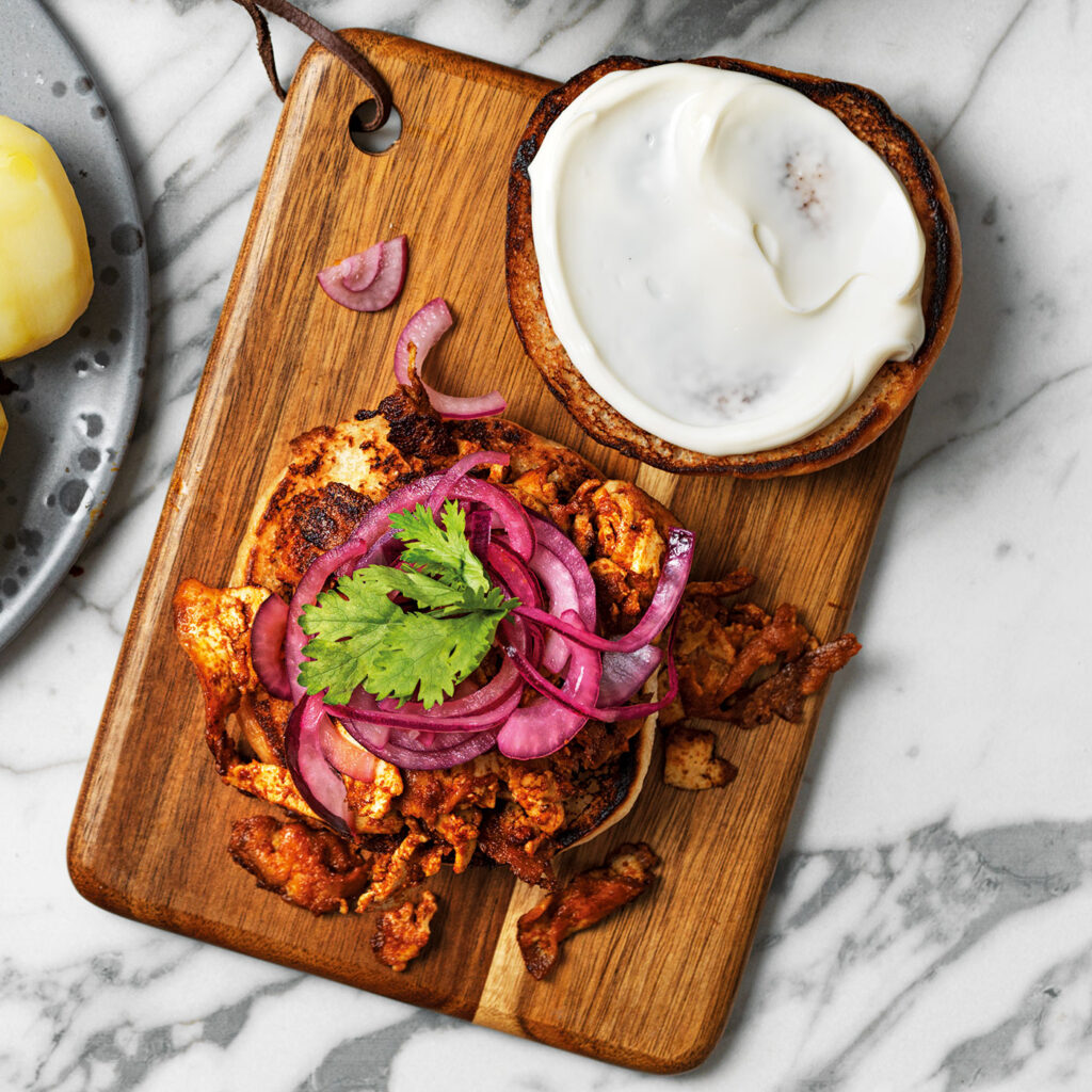 kryddig tofu som serveras i hamburgerbröd